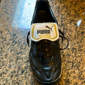 Boys/men’s Puma  Indoor Soccer Shoes - Size 7